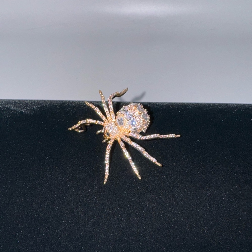 10ct Spider Brooch - Picture 10 of 10
